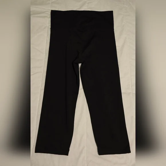 Size Medium Nordic Track Pull On Capris Active Yoga Leggings Black - Picture 3 of 5
